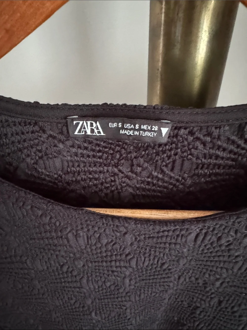 Zara Black Textured Long-Sleeve Crop Tee
